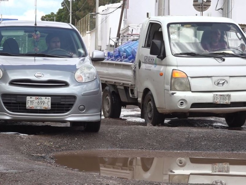 Vecinos denuncian bache en acceso a escuelas en Jardines de Durango