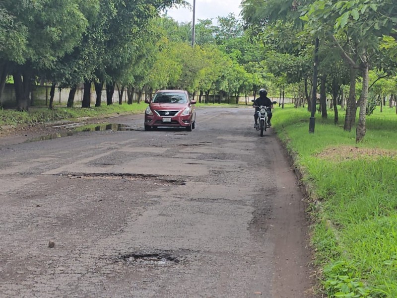 Vecinos denuncian baches en la av. lagos del country; exigen reparación