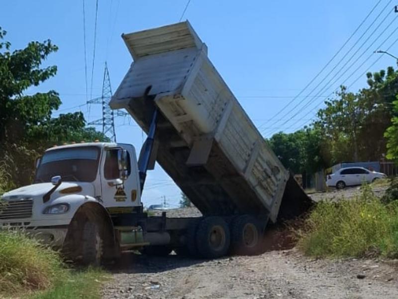 Vecinos denuncian bloqueo de calle por montículo de tierra en Culiacán
