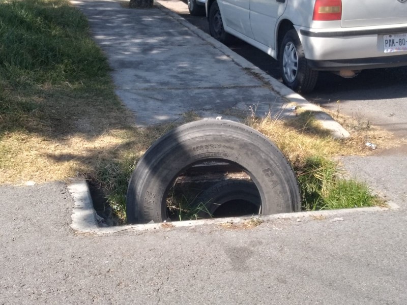 Vecinos denuncian coladera destapada en el municipio de Metepec.