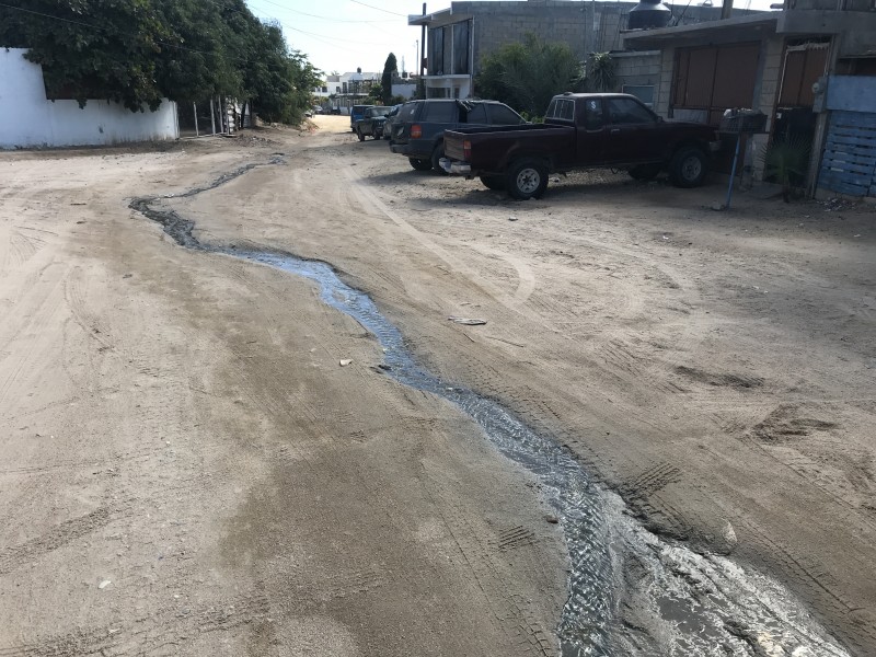 Vecinos denuncian derrames de aguas negras