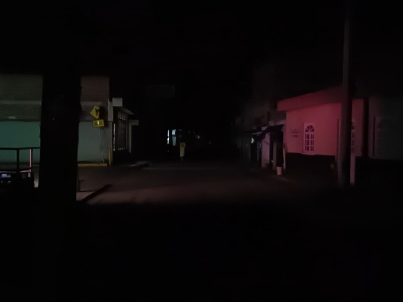 Vecinos denuncian falta de iluminación en calle Lázaro Cárdenas
