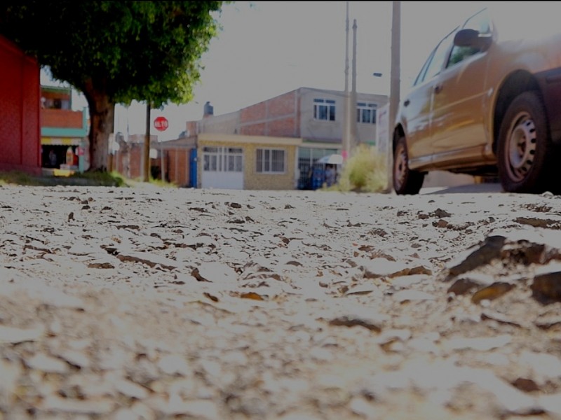 Vecinos denuncian malas condiciones de calle Los Azufres