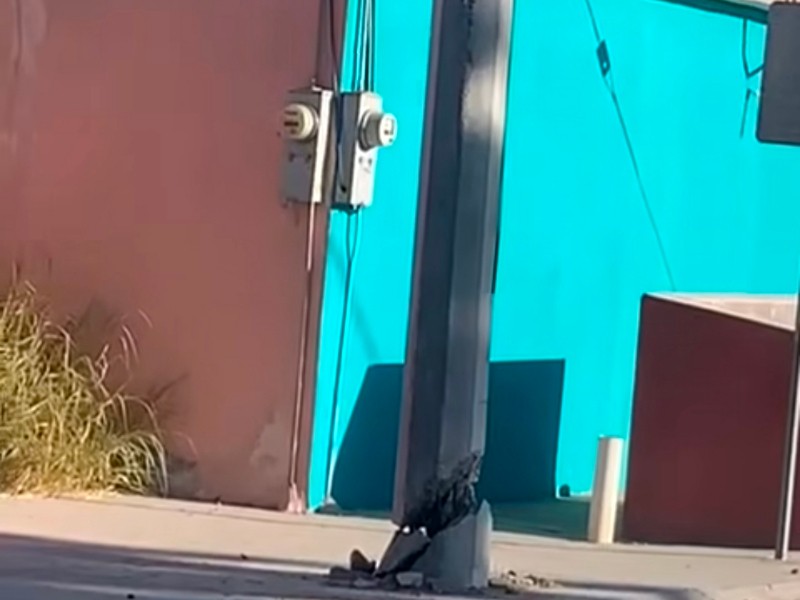 Vecinos denuncian poste con base dañada frente a escuela primaria