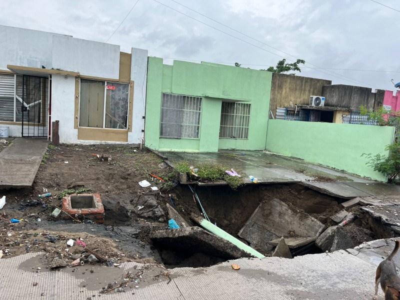 Vecinos denuncian riesgo por socavón en Colinas de Santa Fe