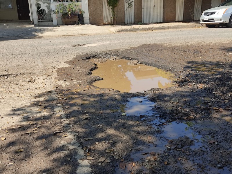 Vecinos denuncian tremendos baches en Prolongación Obregón en Guasave