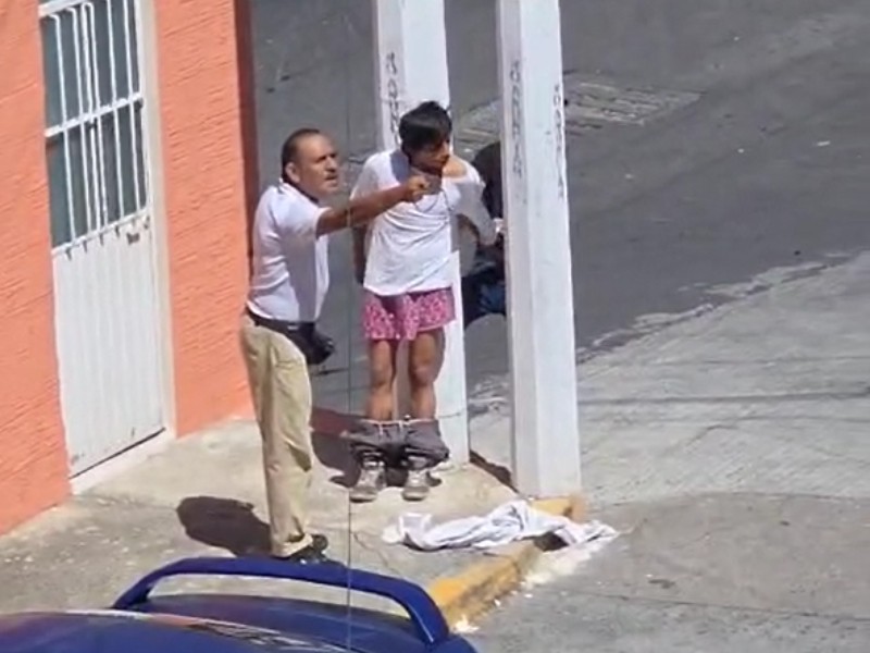 Vecinos detienen, amarran y desvisten a ladrón en Xalapa