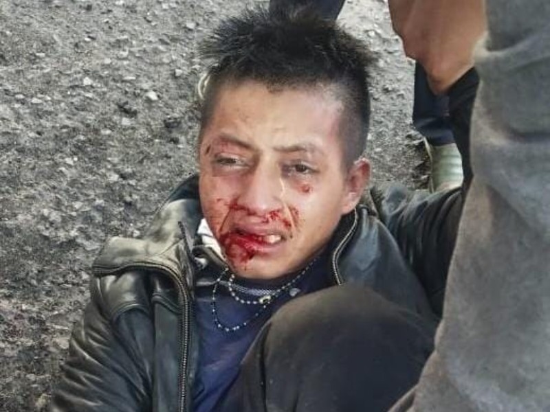 Vecinos detienen y golpean a 2 delincuentes en Amozoc