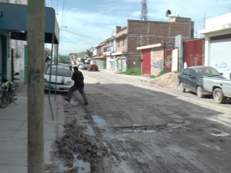 Vecinos están cansados de dos décadas de baches