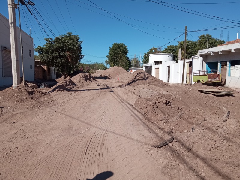 Vecinos están desesperados, trabajos ya van para 3 meses