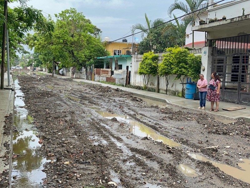 Vecinos exigen culminación de calle Moctezuma