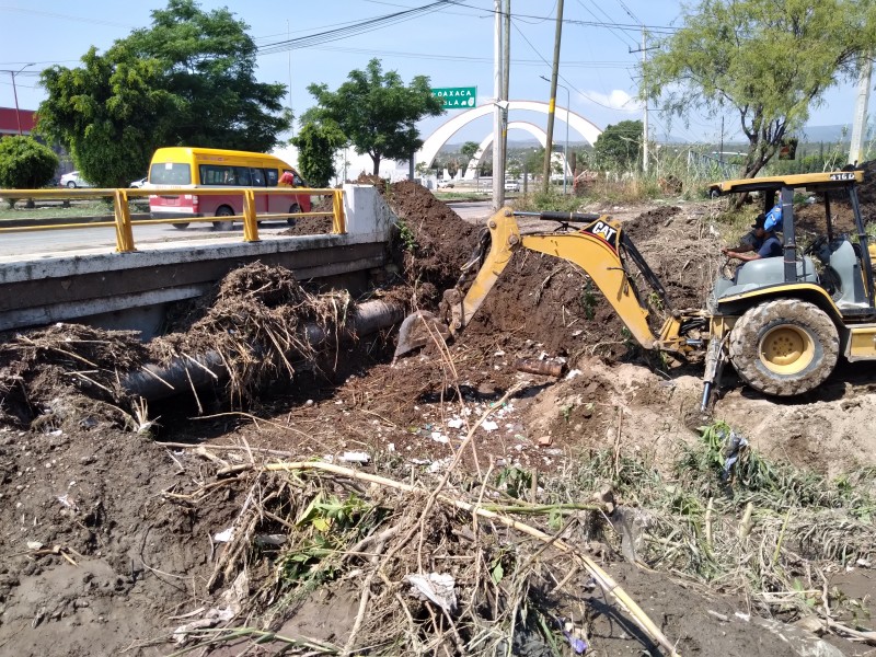 Vecinos exigen limpieza total de dren, por zonas es insuficiente