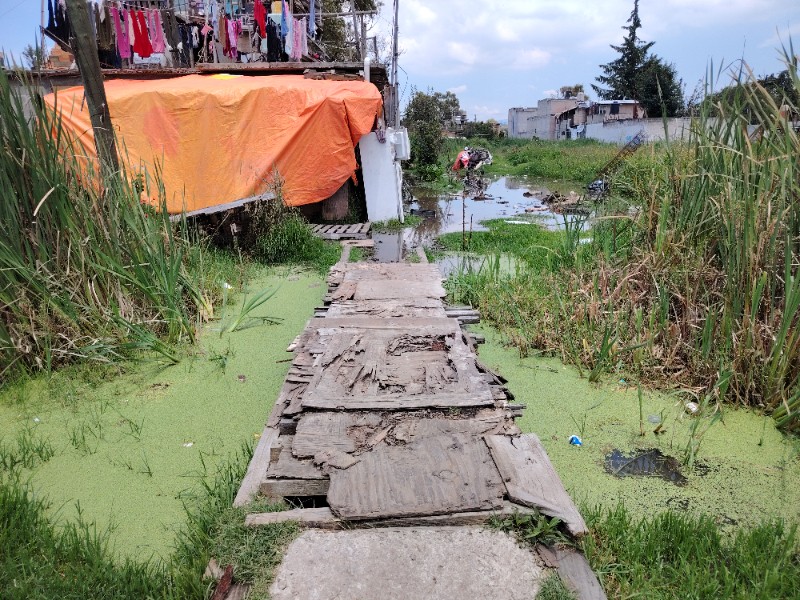 Vecinos exigen limpieza urgente de zanja tras inundaciones en Ocoyoacac