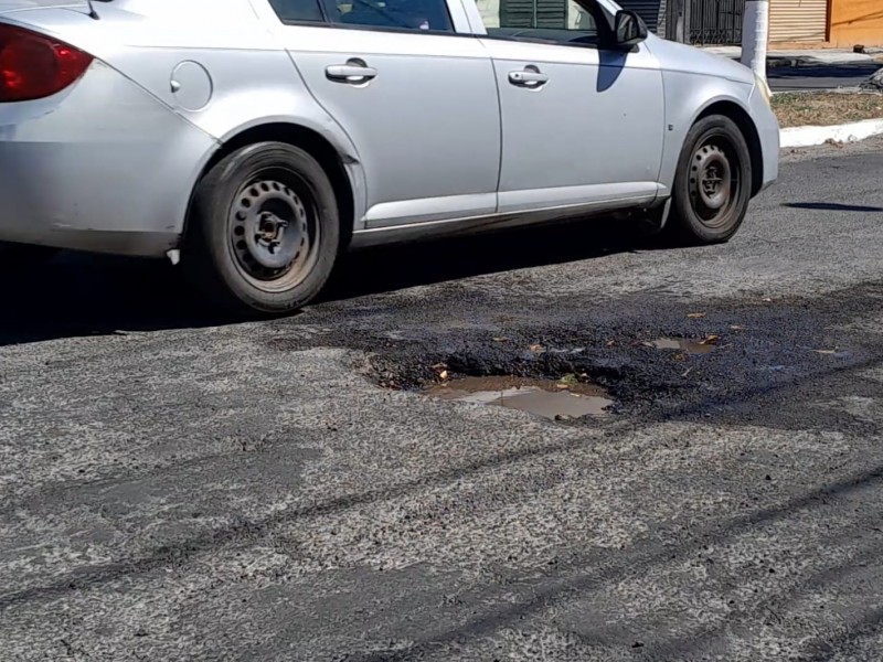 Vecinos exigen reparar otra fuga y bache en Maclovio Herrera