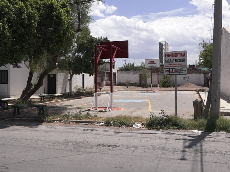 Vecinos exigen respeto a cancha deportiva pública en Torreón