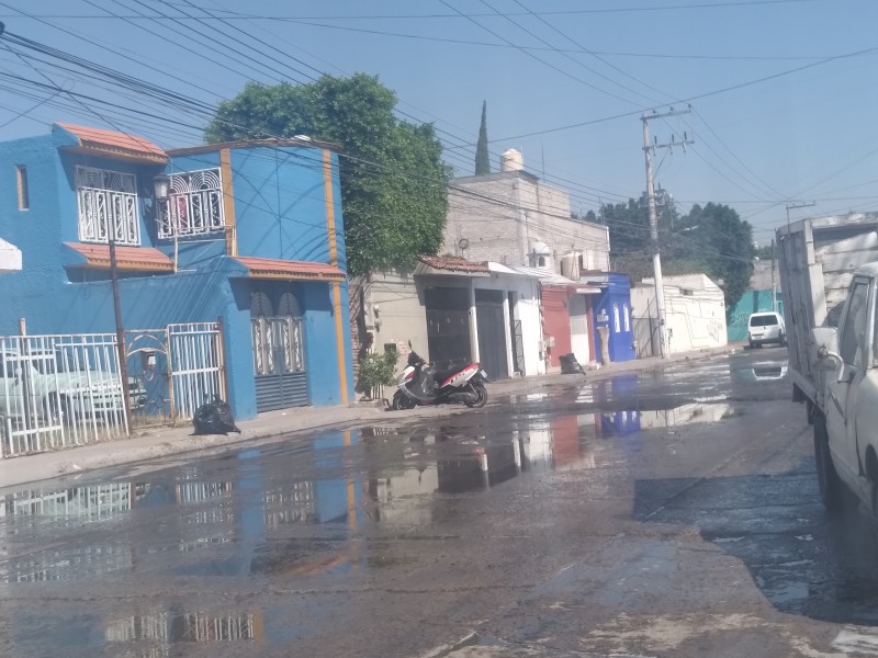 Vecinos exigen respuesta a la CEA por malas obras