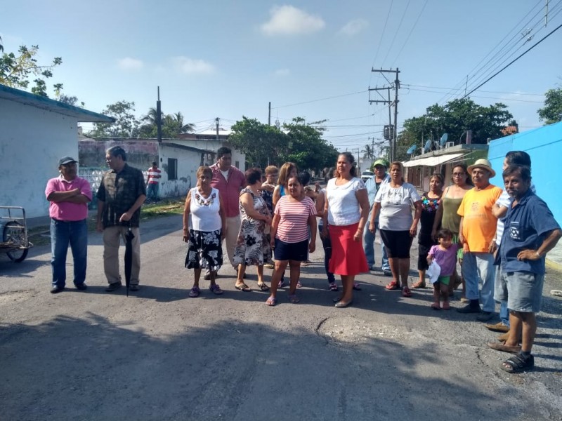 Vecinos exigen solución ante cortes de luz