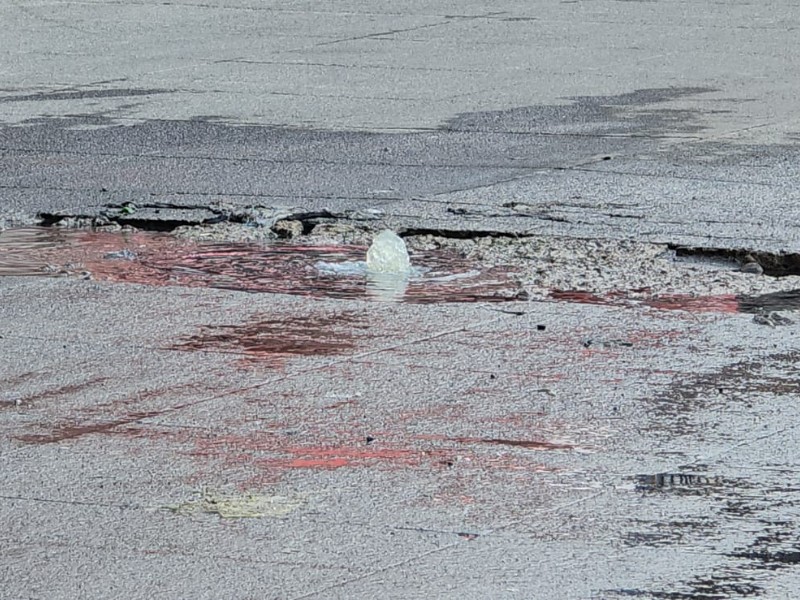 Vecinos ignorados; colapsa drenaje en la 2 de Agosto