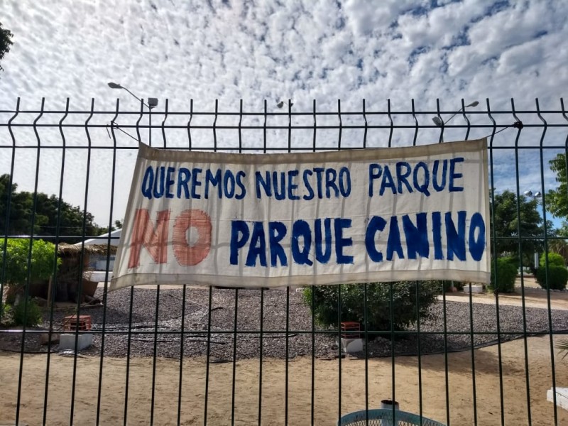 Vecinos inconformes colocaron letreros en parque canino