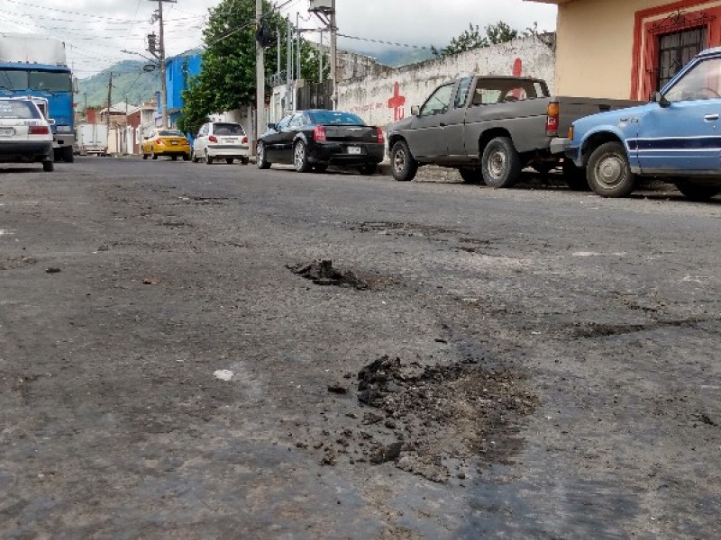 Vecinos inconformes con bacheo en calle libertad