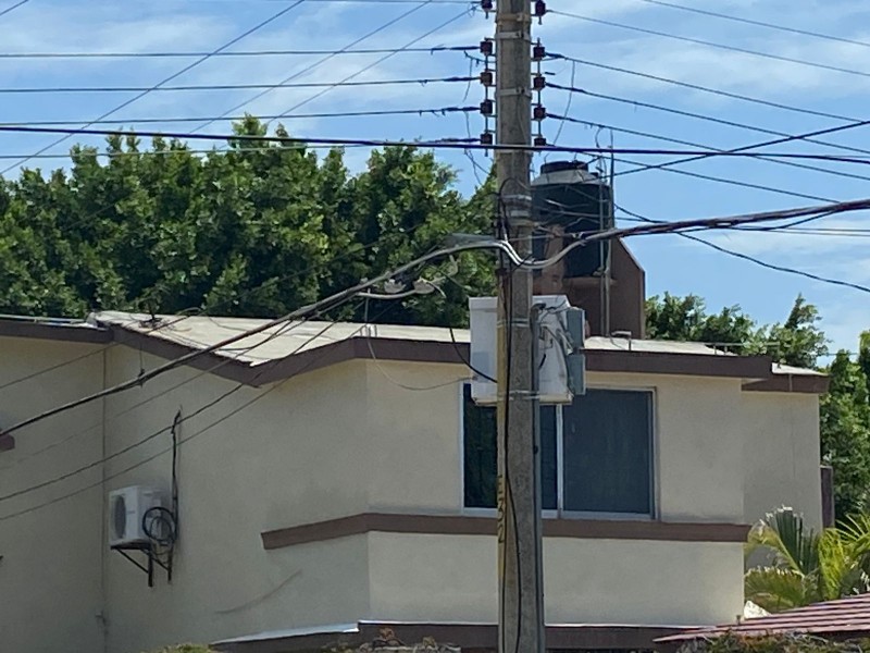 Vecinos inconformes por fallas eléctricas constantes en la colonia petrolera