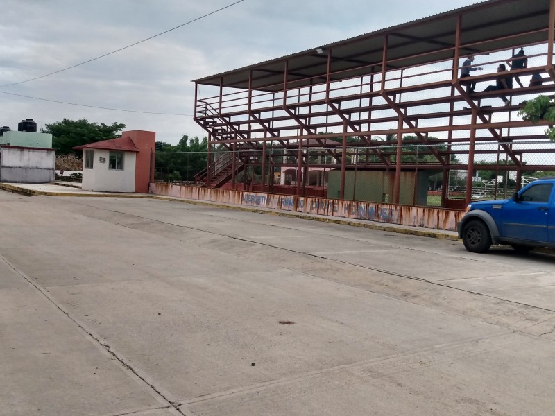 Vecinos inconformes por situación del campo rojitas