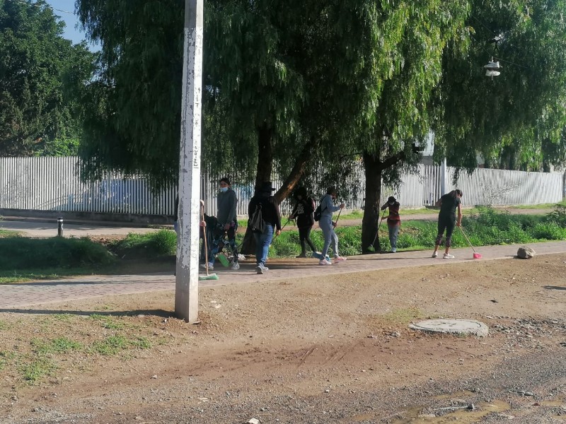 Vecinos limpian arroyo para evitar inundaciones