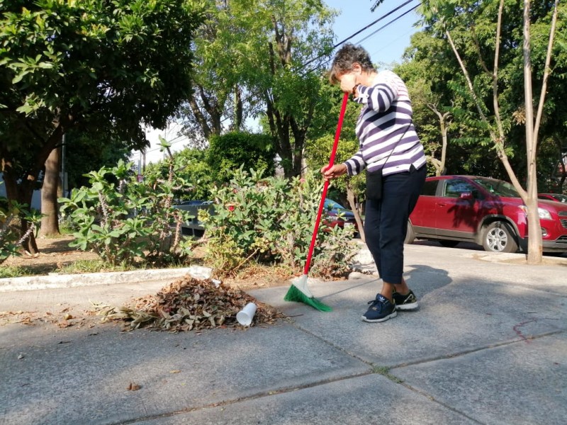 Vecinos limpian parque ante falta de servicios municipales