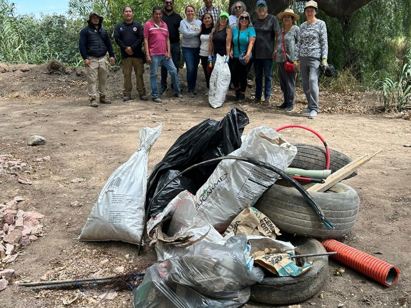 Vecinos llenan 8 costales de basura en río