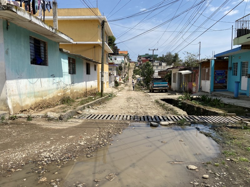 Vecinos llevan 40 años esperando pavimentación de calle Diódoro Batalla