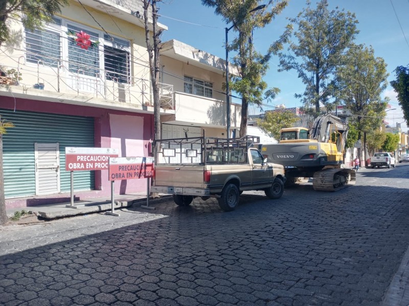 Vecinos detienen obra en la calle 5 poniente