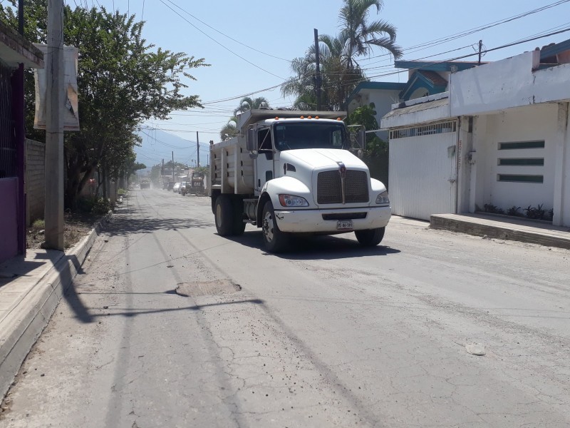 Vecinos piden modificar ruta de camiones de volteo