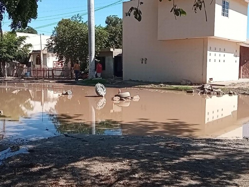 Vecinos piden pavimentar boulevard Chihuahuita por encharcamientos de aguas