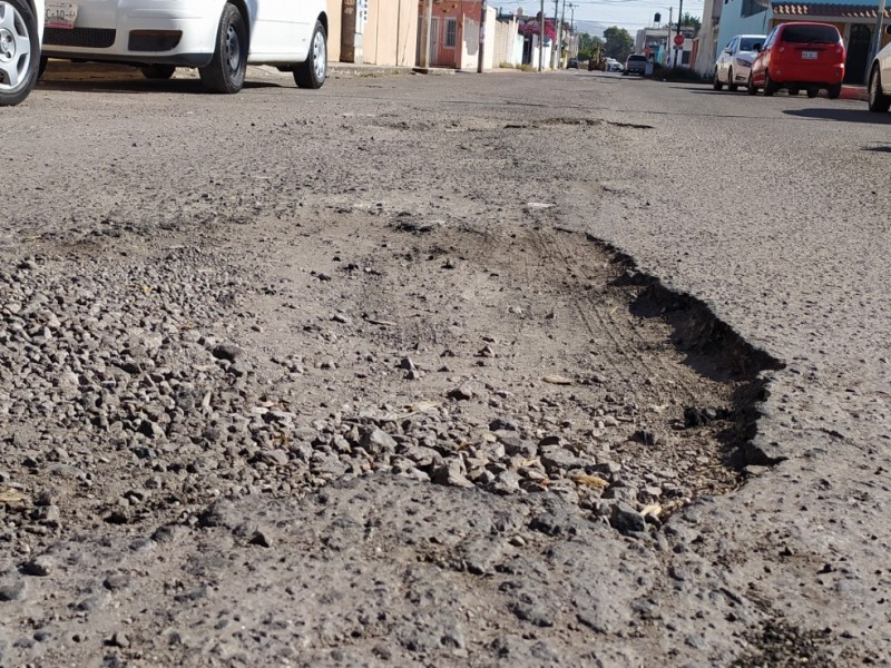 Vecinos piden reparación de calle Lotos