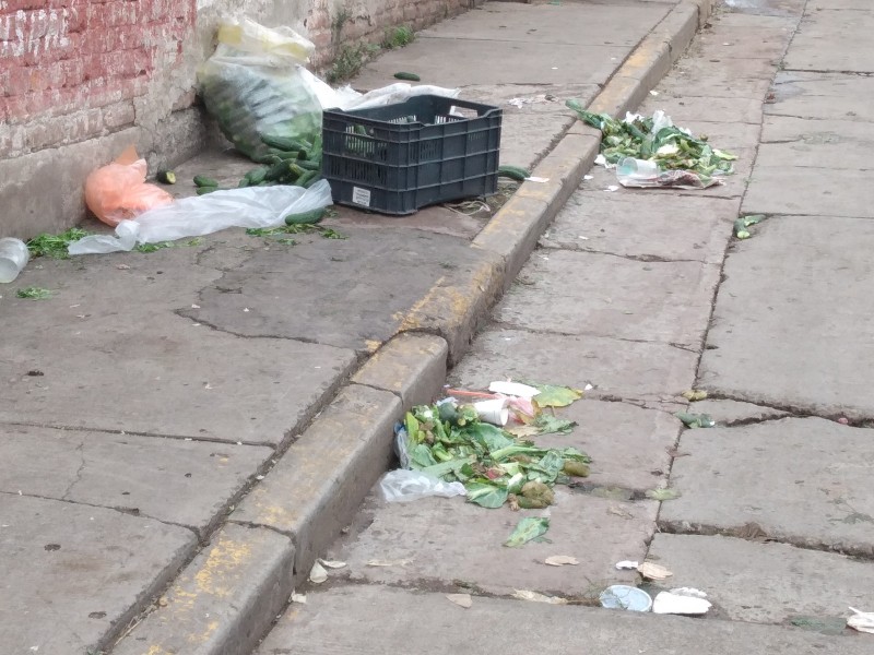 Vecinos piden retirar basura de mercado de abastos