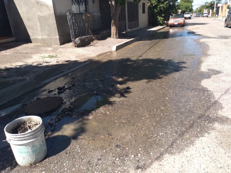 Vecinos piden se arregle fuga de aguas negras