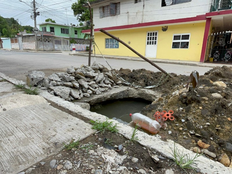 Vecinos piden tapar abertura en calle Agustín Melgar