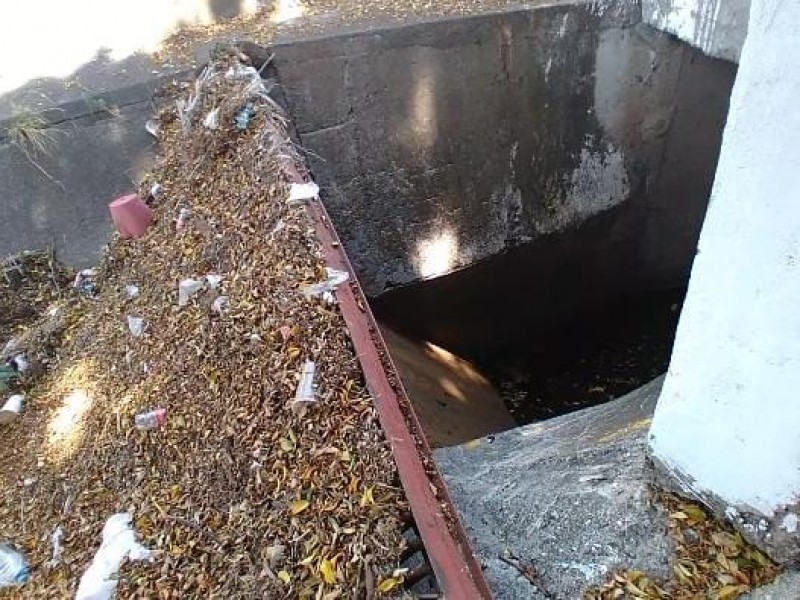 Vecinos preocupados por acumulación de desechos en canal de agua