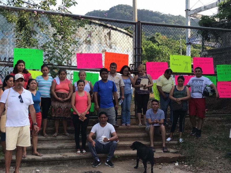 Vecinos protestan contra instalación de antena de telecomunicaciones