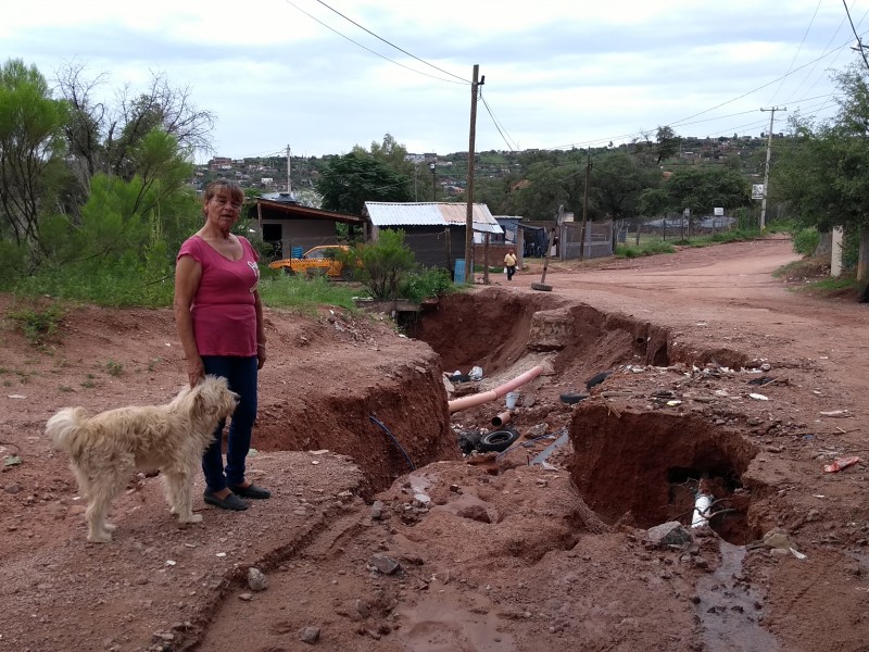 Vecinos quedan incomunicados por socabon en calle.