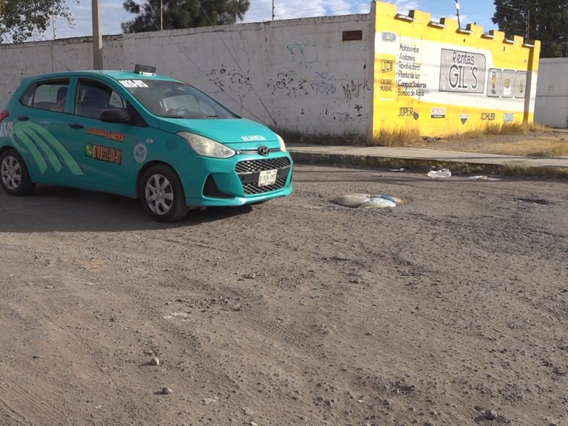 Vecinos reparan baches con costales ante abandono municipal en Luis Echeverría
