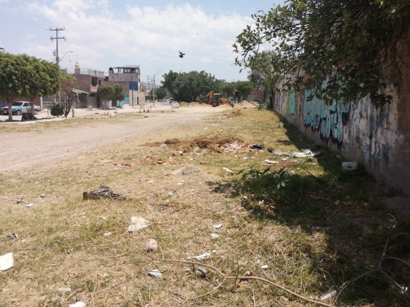 Vecinos reportan, basura, inseguridad y pavimento dañado