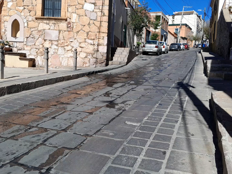 Vecinos reportan fuga de agua en calle Mexicapan