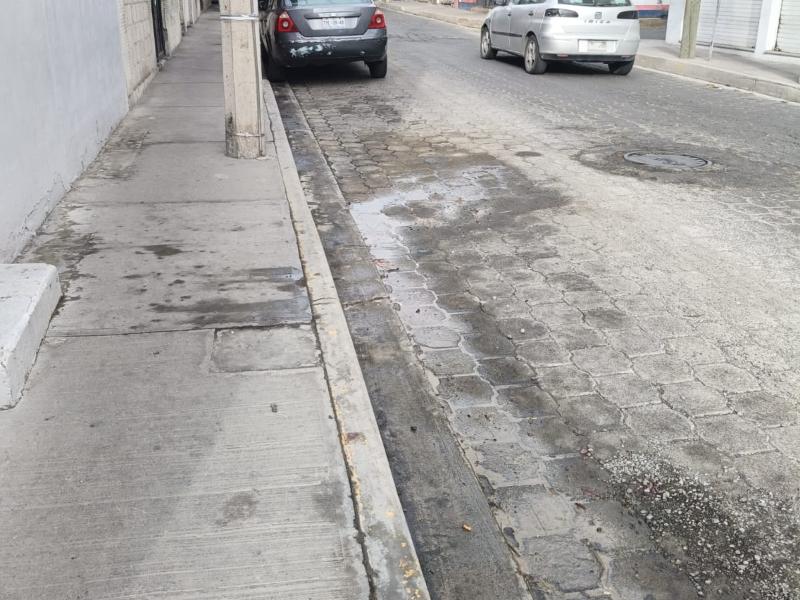 Vecinos reportan una fuga de agua en la 6 oriente
