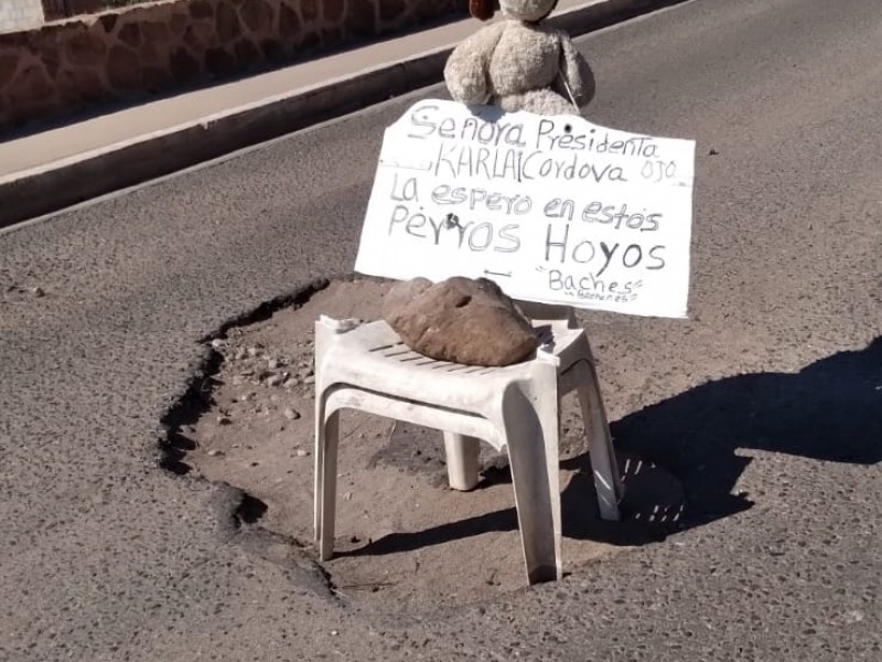 Vecinos se manifiestan con Peluches en Baches de Guaymas