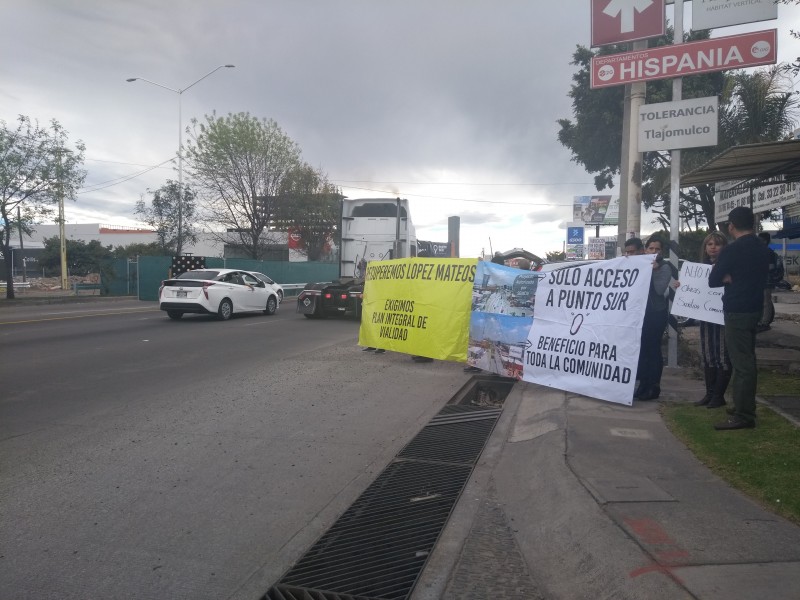 Vecinos se manifiestan sobre Lopez Mateos