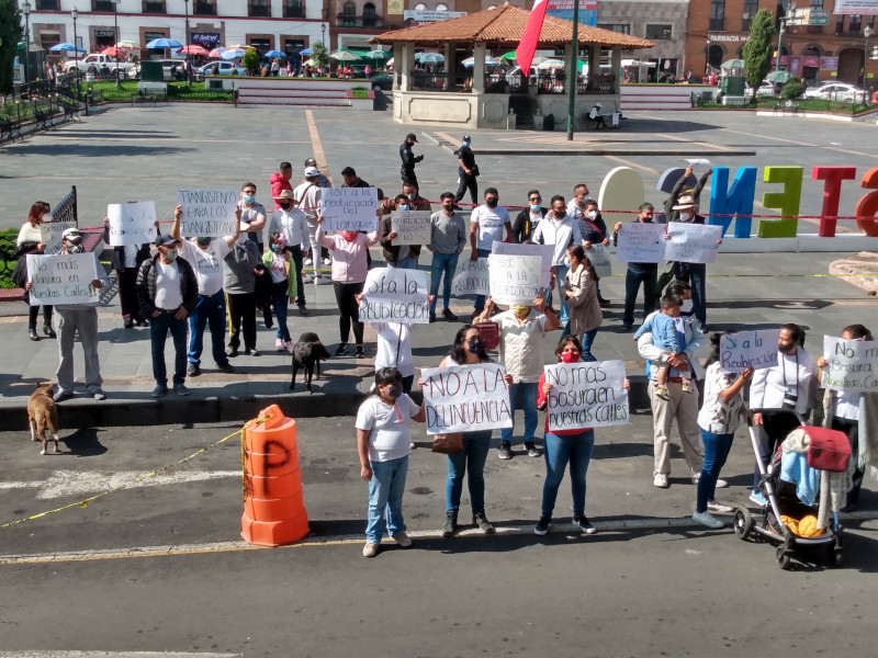 Vecinos se oponen al tianguis de los martes en Tianguistenco.