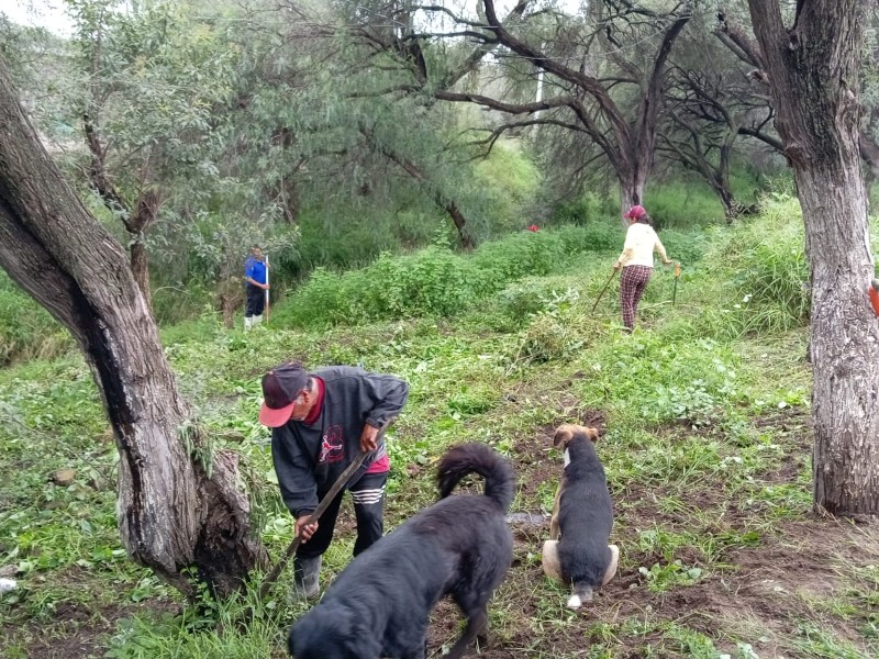 Vecinos se organizan para limpiar dren