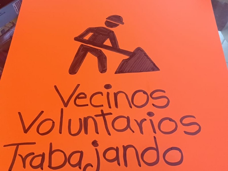 Vecinos se organizan para tapar baches en Adolf Horn