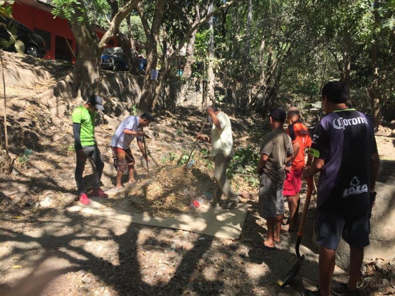 Vecinos se organizan y limpian arroyo El limón